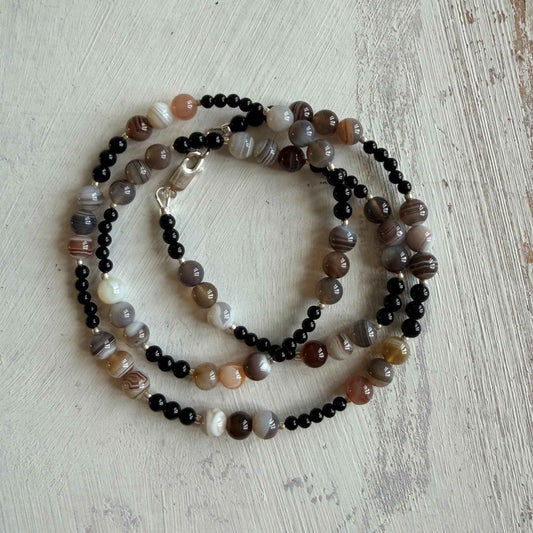 Lange ketting van Botswana agaat en onyx met zilver slot - BOWA