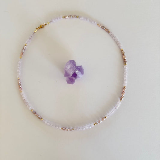 Kettinkje van amethist facetkraaltjes en zoetwaterparels