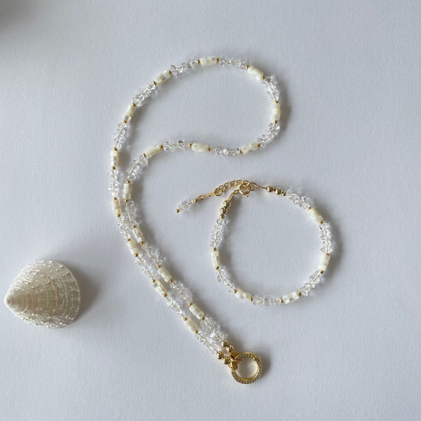 Armbandje van Herkimer diamant en parelmoer met gold filled sluiting