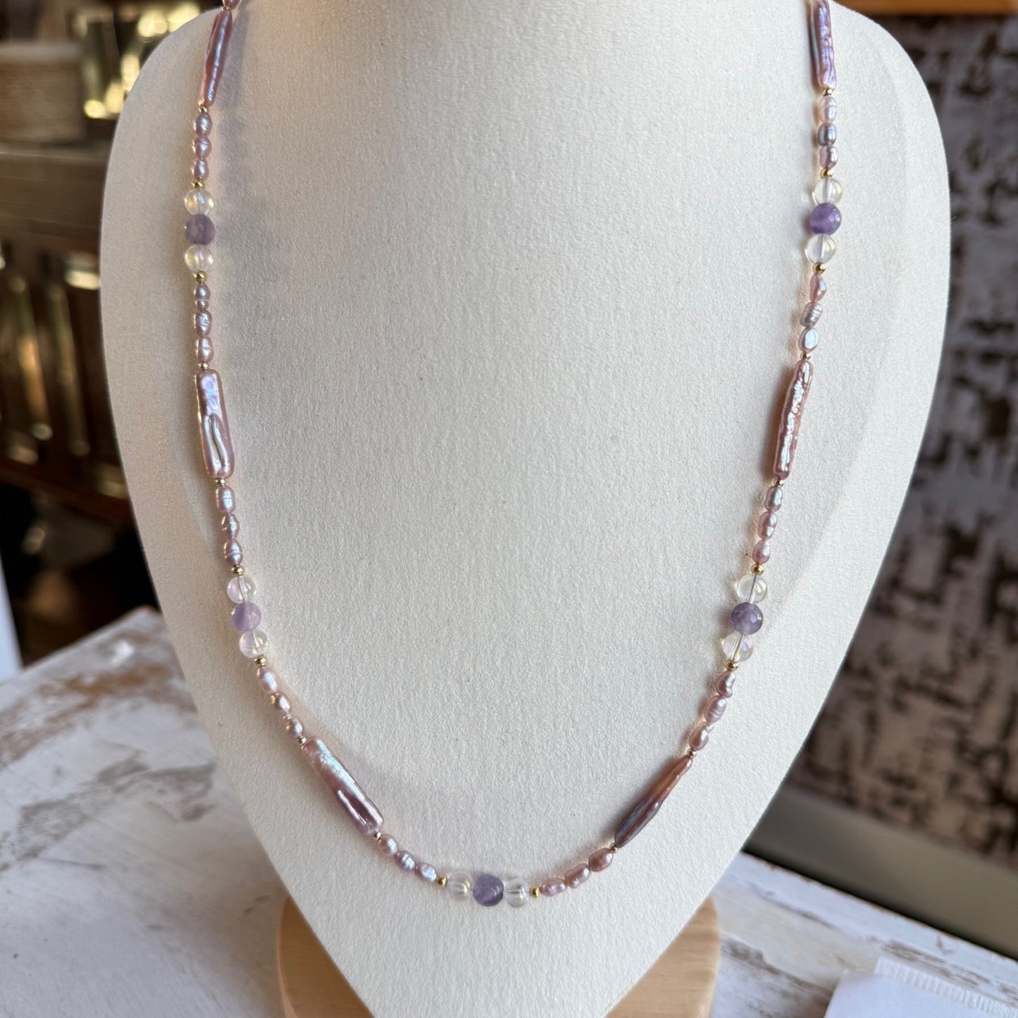 Ketting van lila zoetwaterparels en amethist met een gold filled slot