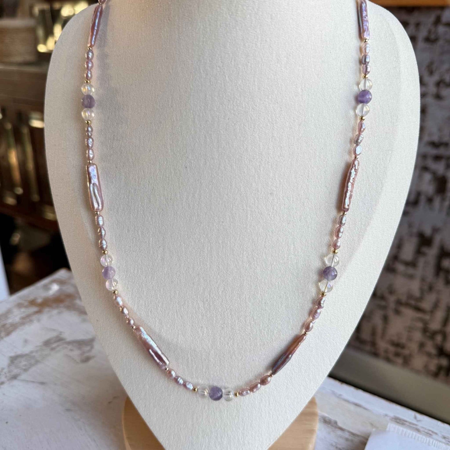 Ketting van lila zoetwaterparels en amethist met een gold filled slot