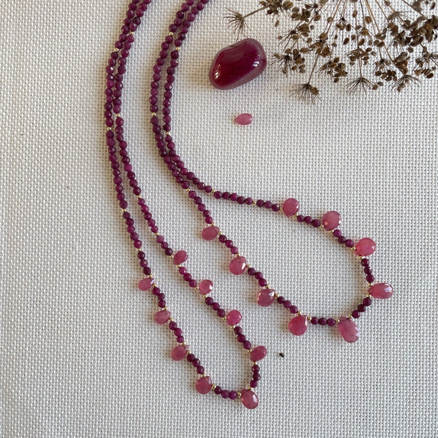 Ketting van robijn en kleine saffier facetdruppeltjes