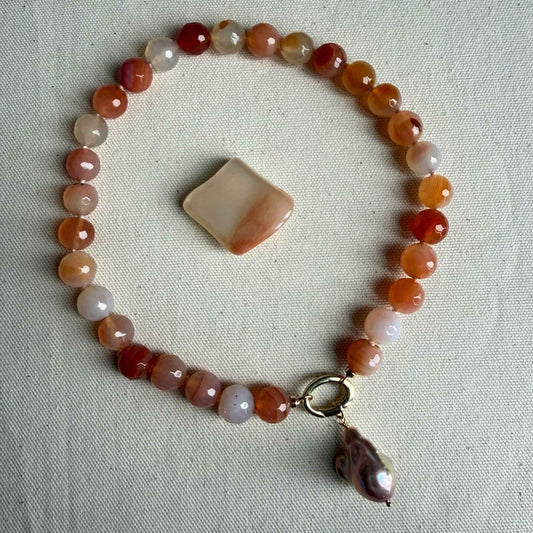 Ketting van rode agaat facetkralen met gold filled open einden