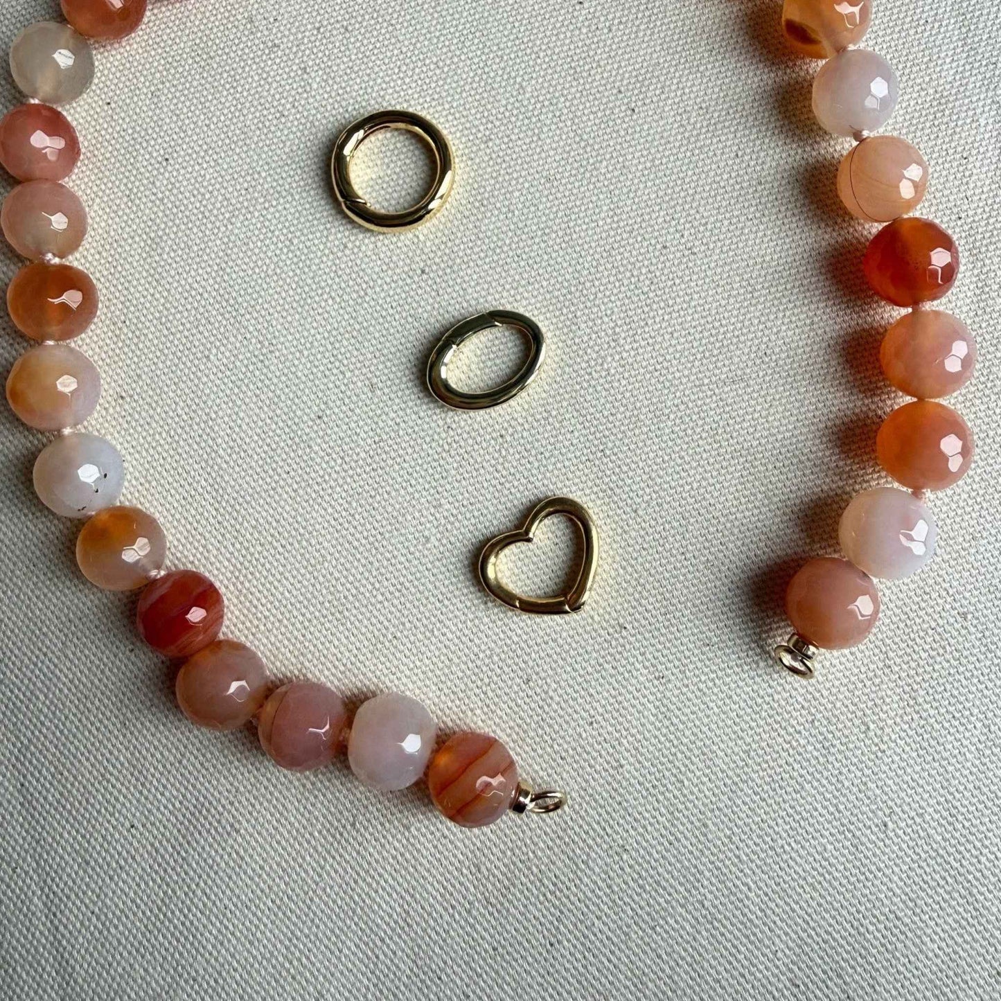Ketting van rode agaat facetkralen met gold filled open einden