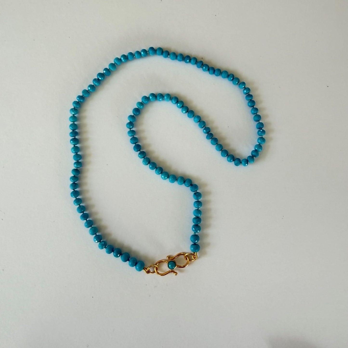 Ketting van turkoois facetkralen en vermeil siersluiting