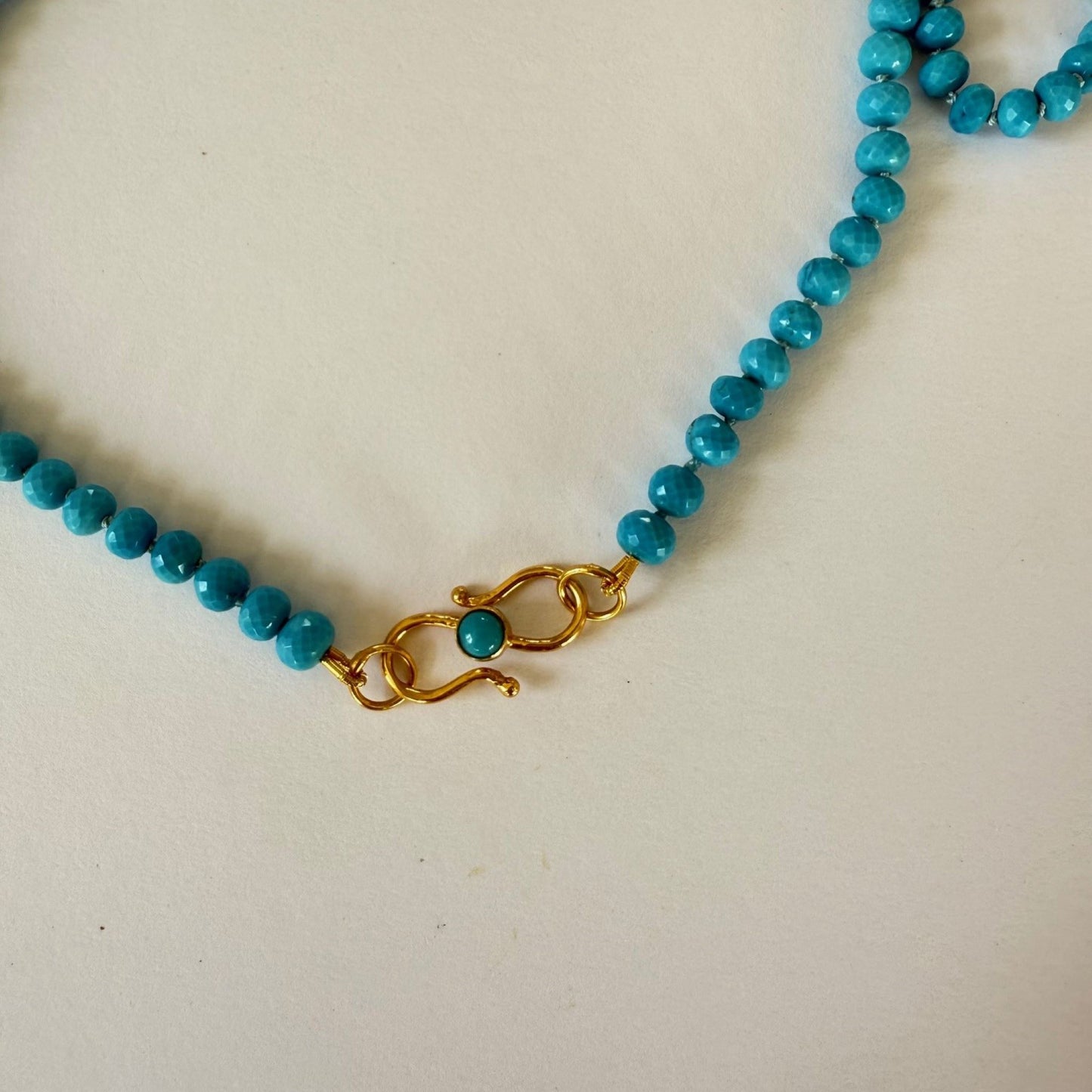 Ketting van turkoois facetkralen en vermeil siersluiting