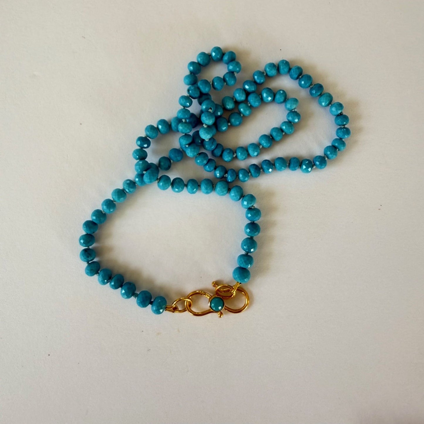 Ketting van turkoois facetkralen en vermeil siersluiting
