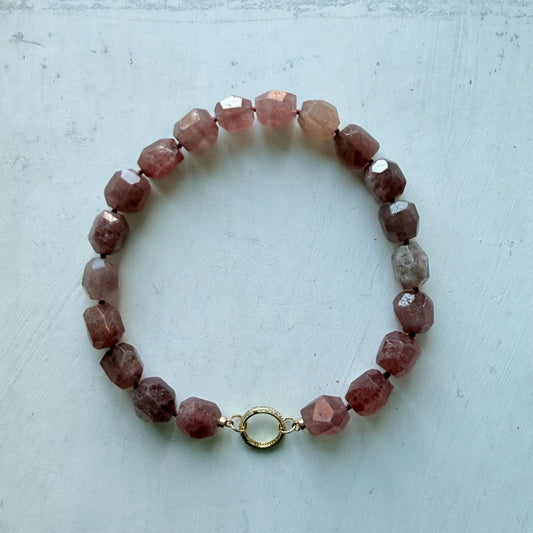 Ketting van geslepen aardbeienkwarts kralen - Engelina Jewelry