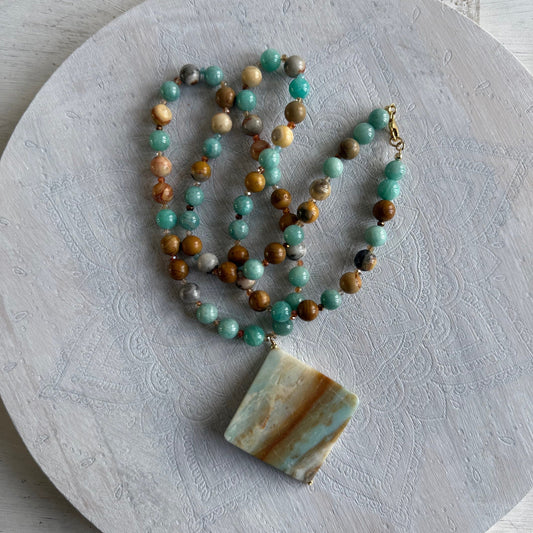 Ketting van amazoniet, jaspis en crazy lace agaat met grote hangsteen - AMAZIE