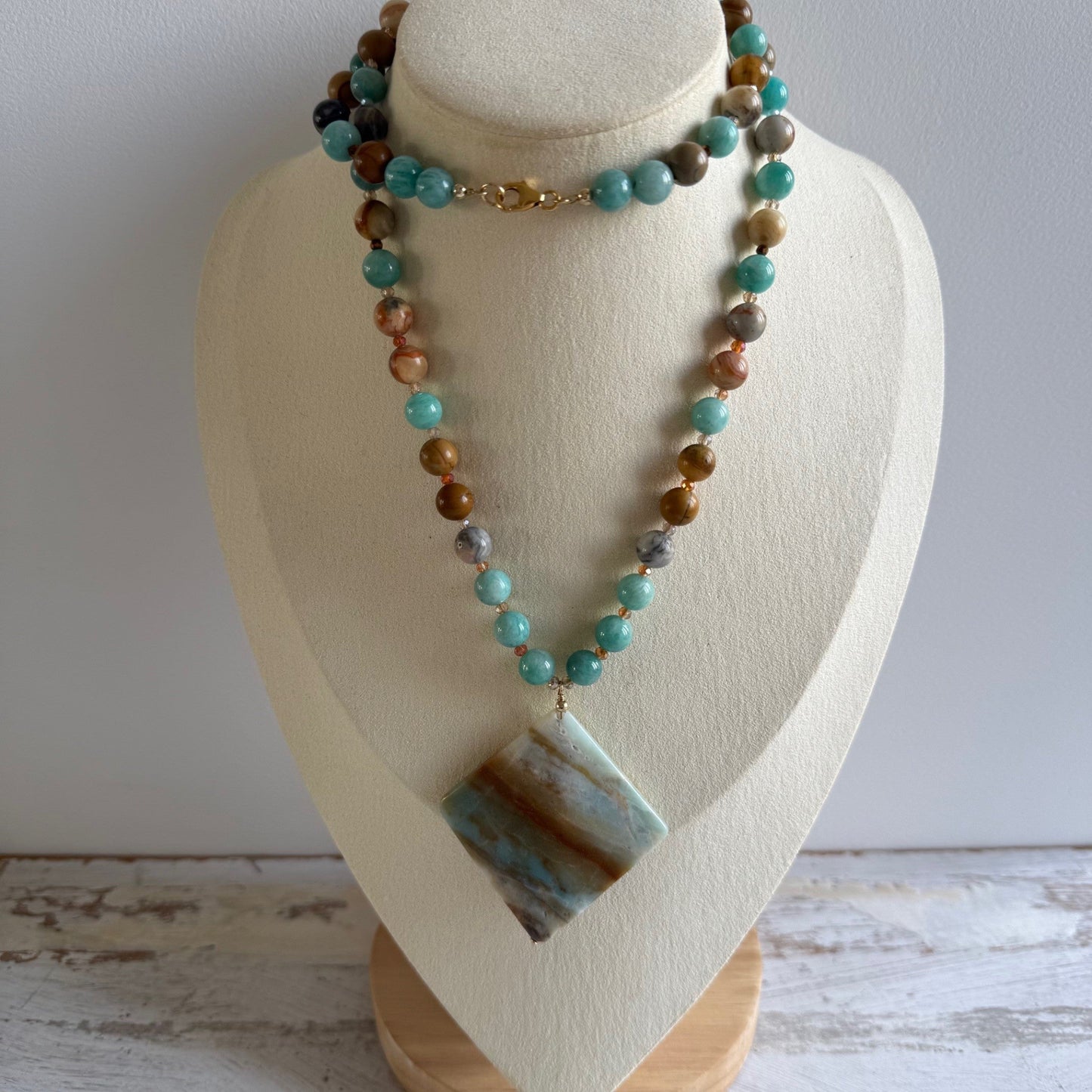 Ketting van amazoniet, jaspis en crazy lace agaat met grote hangsteen - AMAZIE