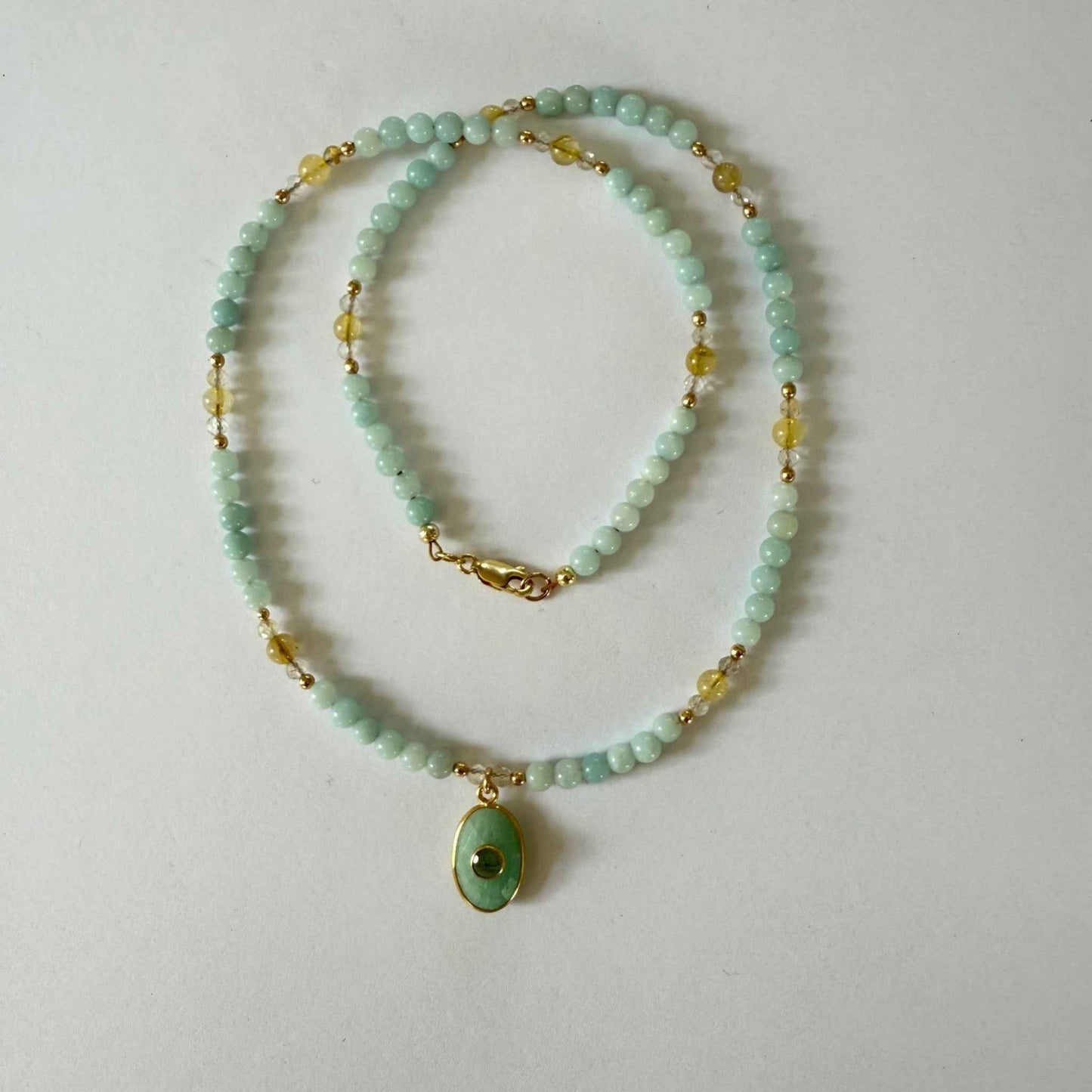 Ketting van amazoniet kraaltjes met amazoniet en labradoriet hanger