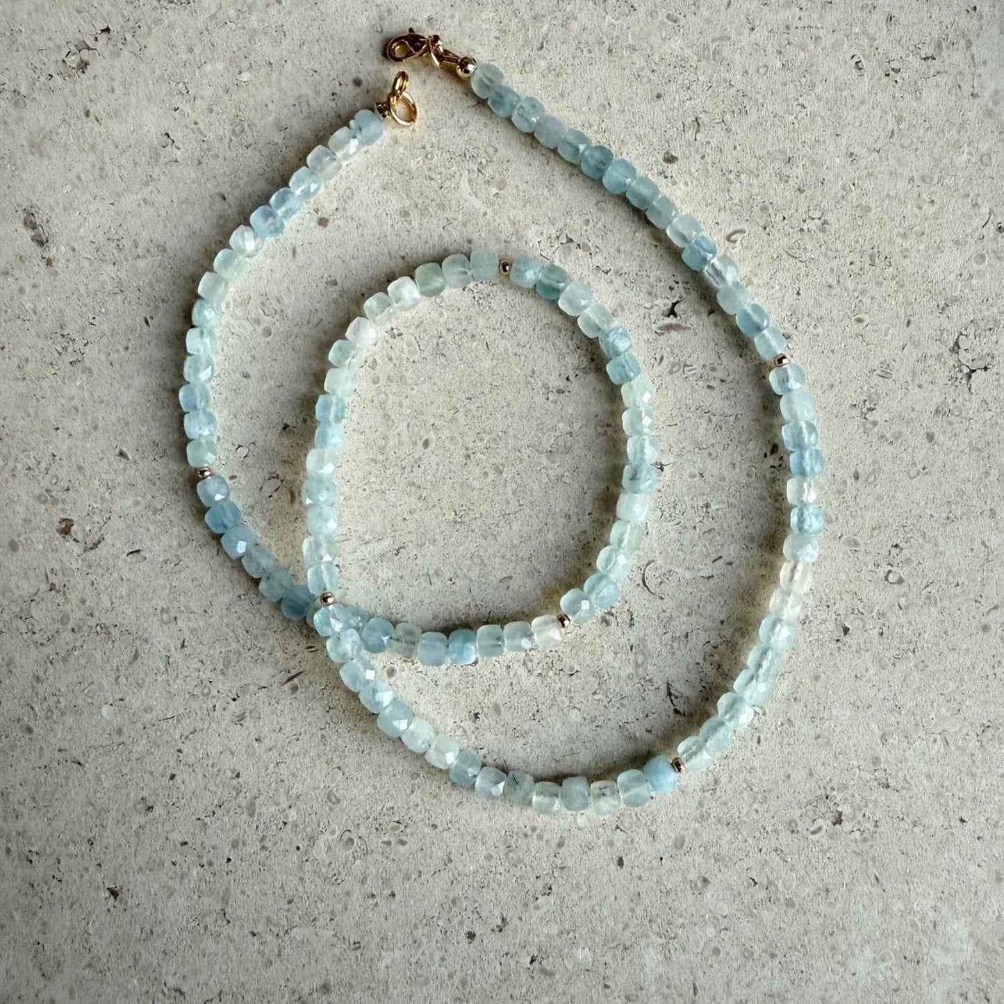 Ketting van aquamarijn blokjes met facetjes en gold filled slotje