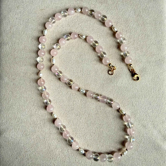 Ketting van aura kristal, rozenkwarts en zoetwaterparels met gold filled slotje