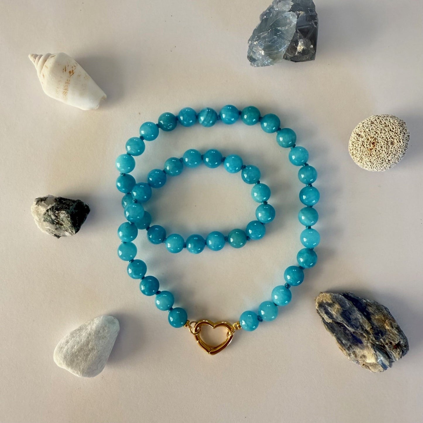 Ketting van helblauwe jade kralen met gold filled sluiting