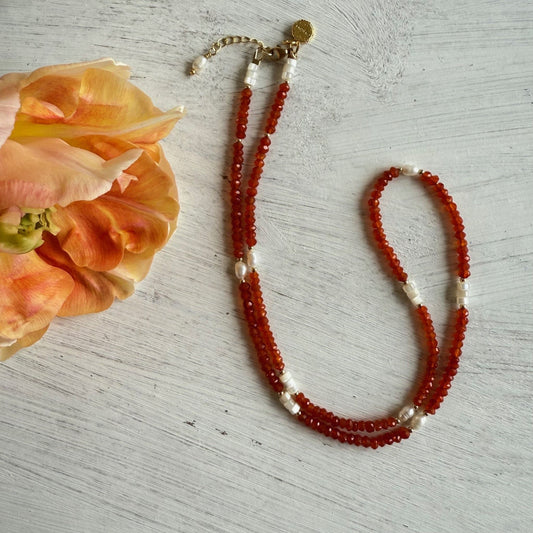 Ketting van carneool facetkraaltjes en zoetwaterparels