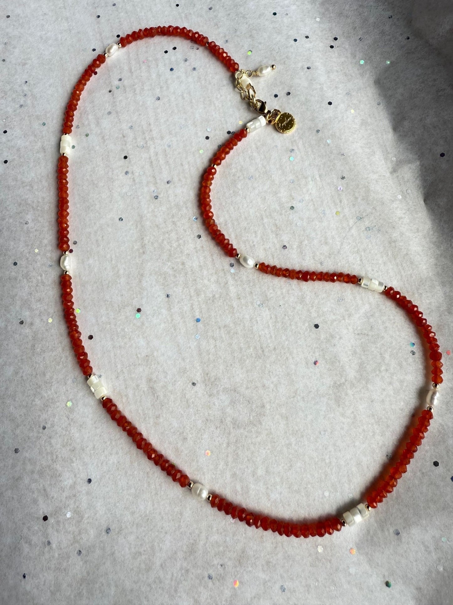 Ketting van carneool facetkraaltjes en zoetwaterparels
