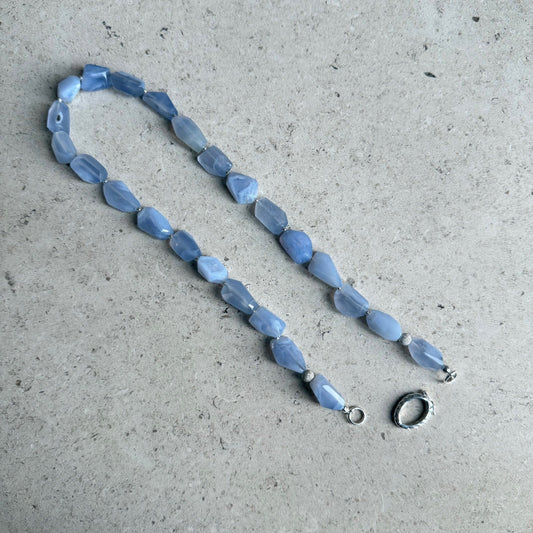 Ketting van grote chalcedoon kralen met zilveren sluiting - CHALI
