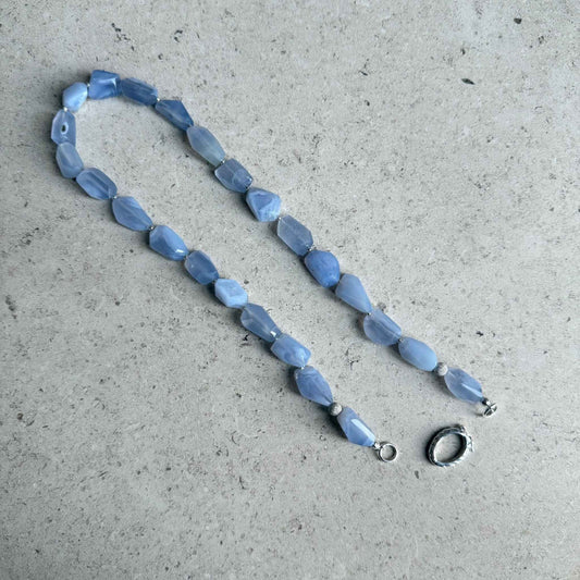 Ketting van grote chalcedoon kralen met zilveren sluiting - CHALI