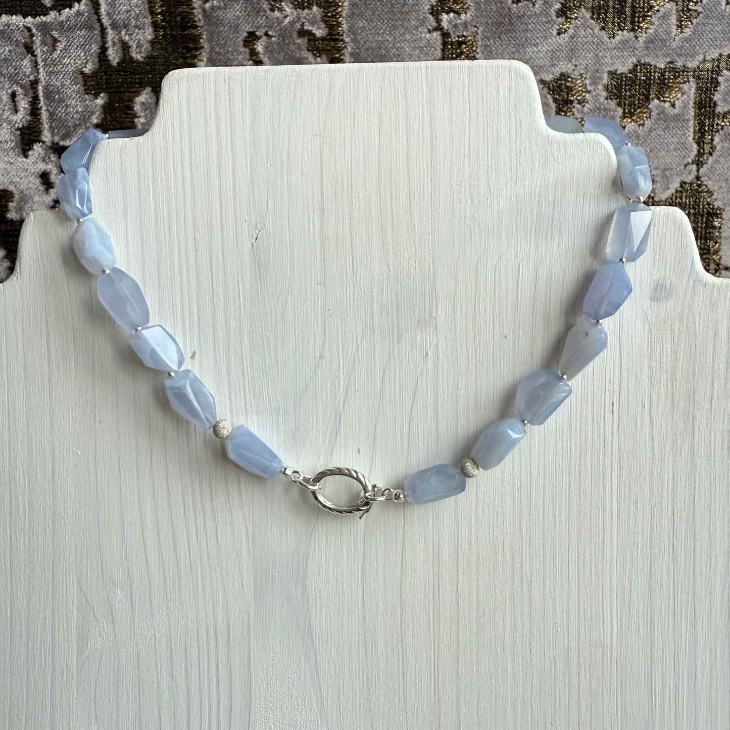 Ketting van grote chalcedoon kralen met zilveren sluiting - CHALI