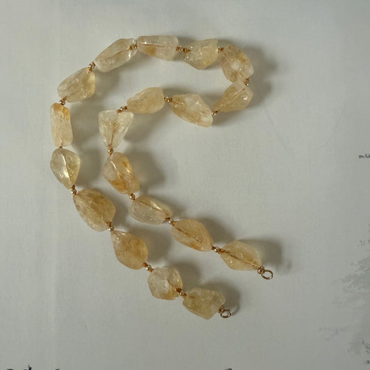 Ketting geknoopt van ruwe citrien met gold filled sluiting