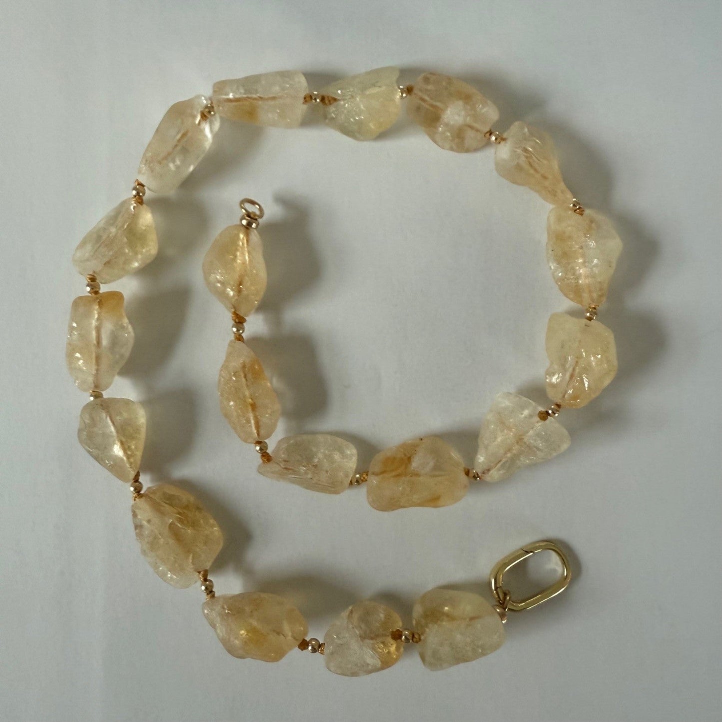 Ketting geknoopt van ruwe citrien met gold filled sluiting
