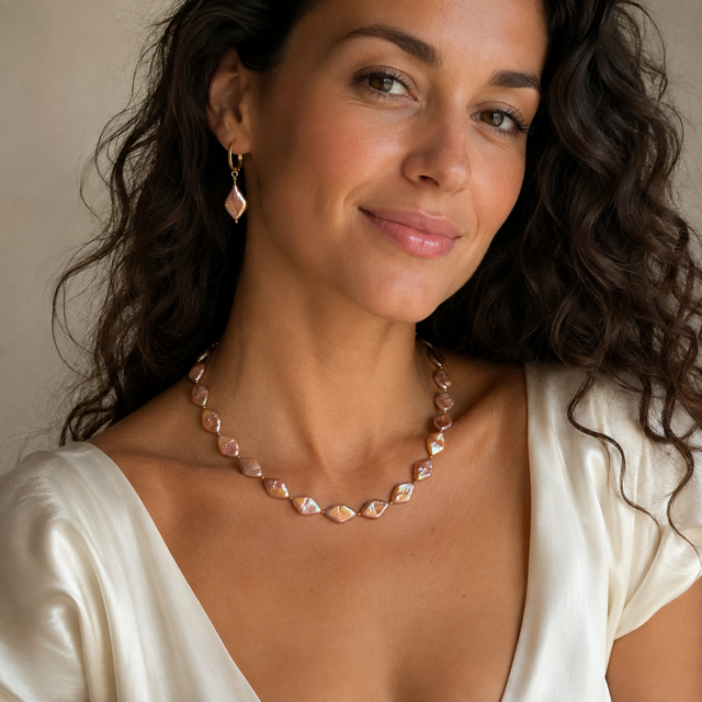 Model draag parelketting van ruitvormige zoetwaterparels met bijpassende oorbellen - Engelina Jewelry