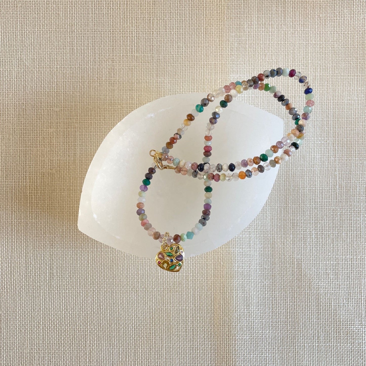 Ketting van een edelsteen mix met gold filled hartvormige bedel