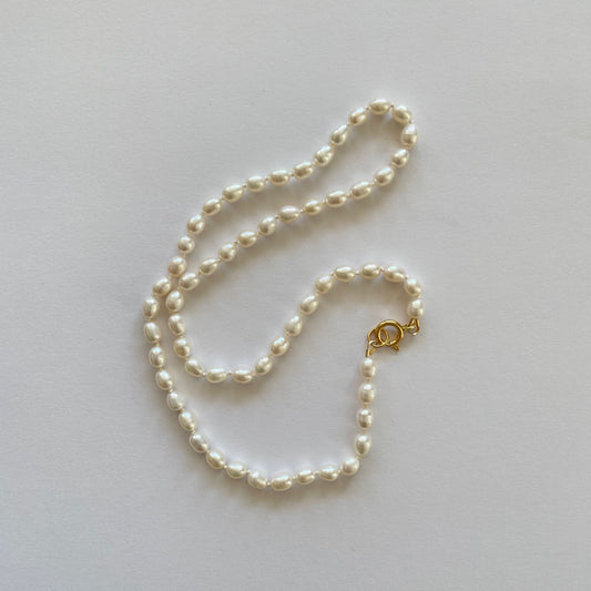 Ketting van kleine zoetwaterparels met gold filled veerslot