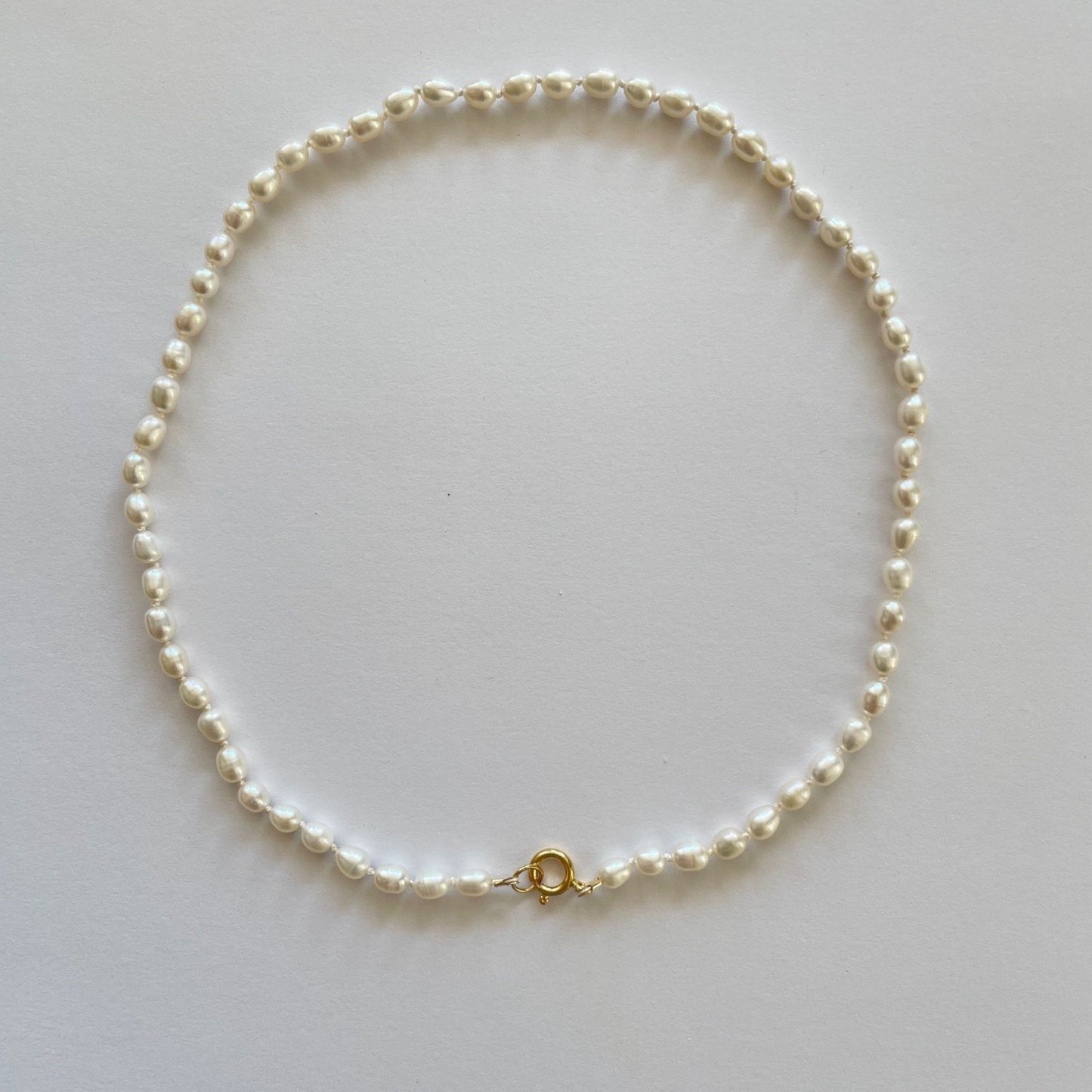 Handgemaakte ketting van ronde kralen met 14K gold filled haakslotje — Engelina Jewelry