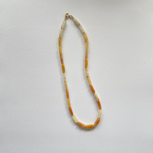 Ketting van gele aventurijn staafje met kleine gold filled kraaltjes en een een gold filled veerslotje.