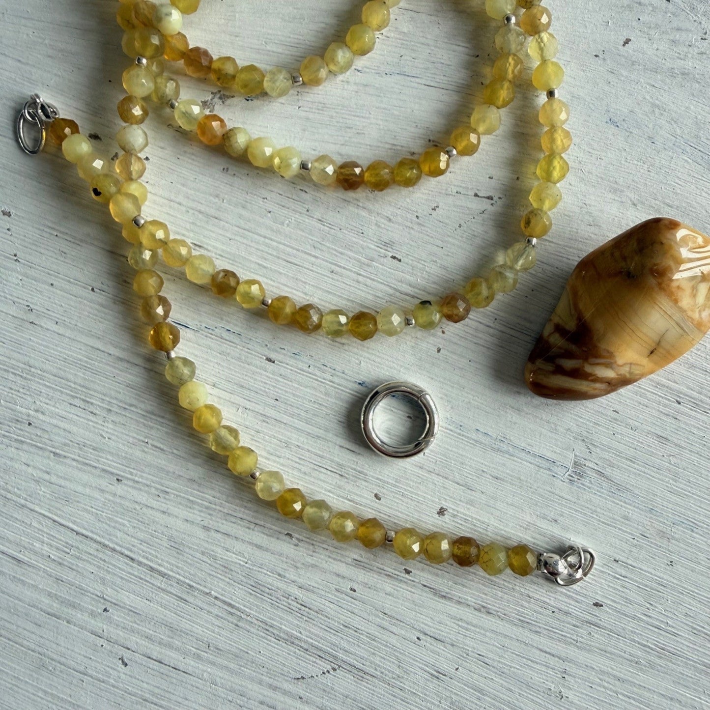 Lange ketting van gele opaal met jaspis bedel - JOALI