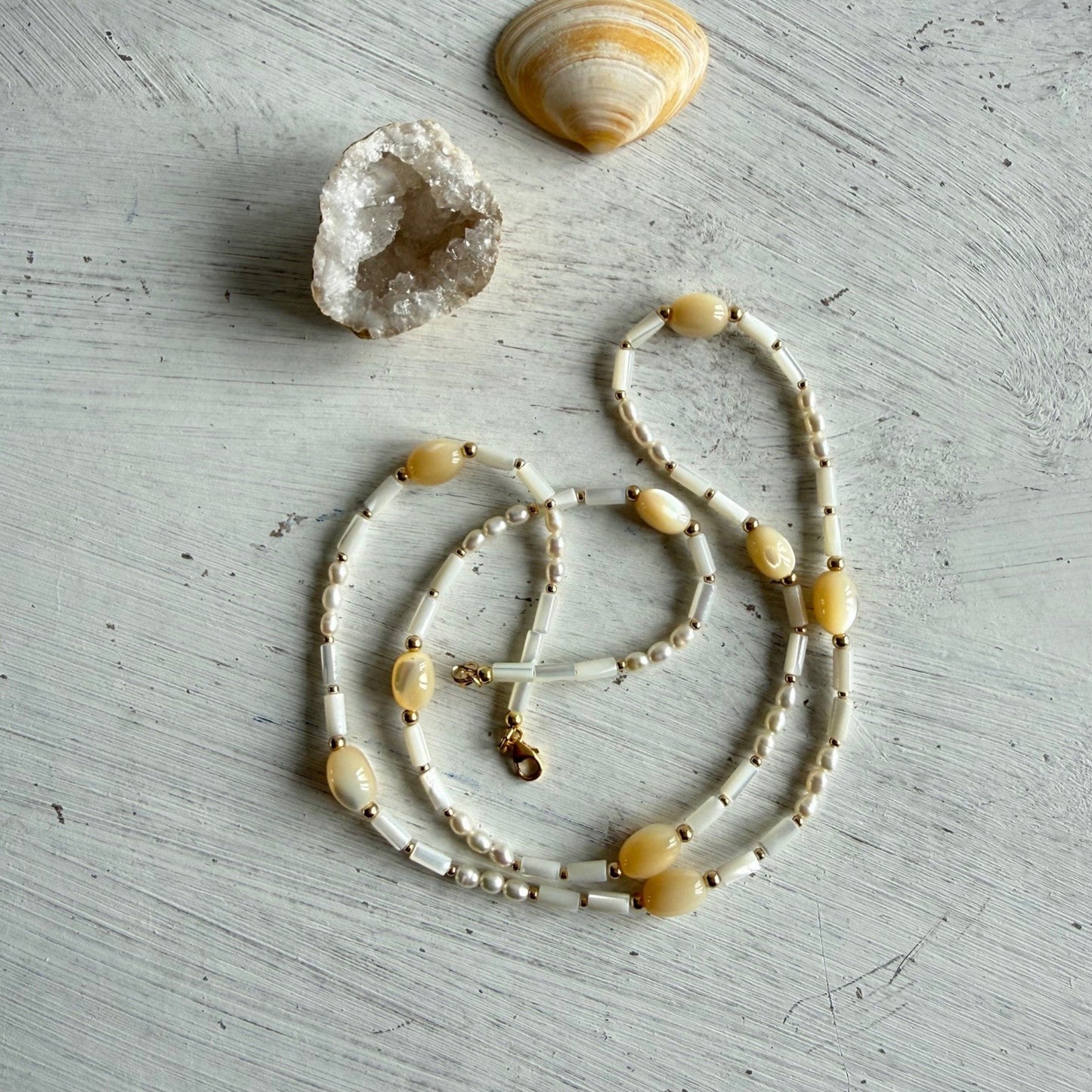 Ketting van vintage goudparelmoer met zoetwaterparels en gold filled slotje - OLIVIA