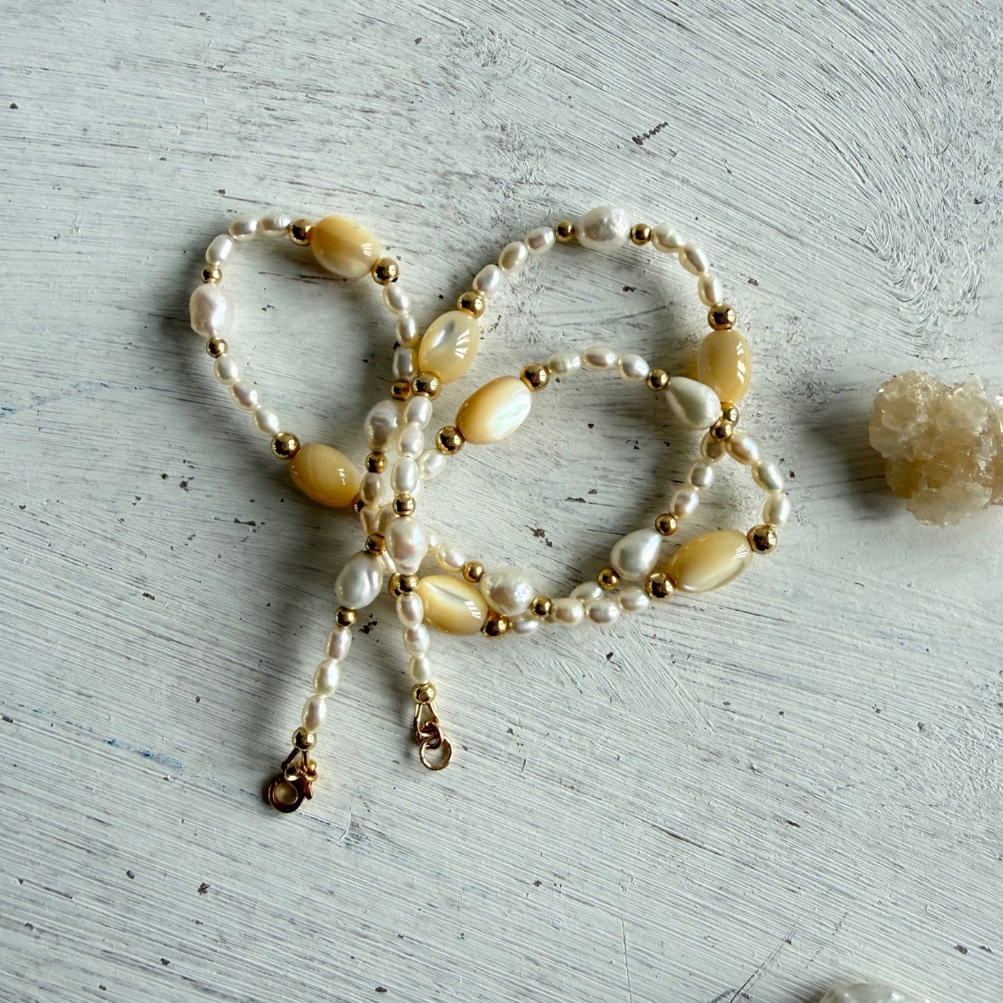 Ketting van vintage goudparelmoer met zoetwaterparels en gold filled slotje - OLIVE