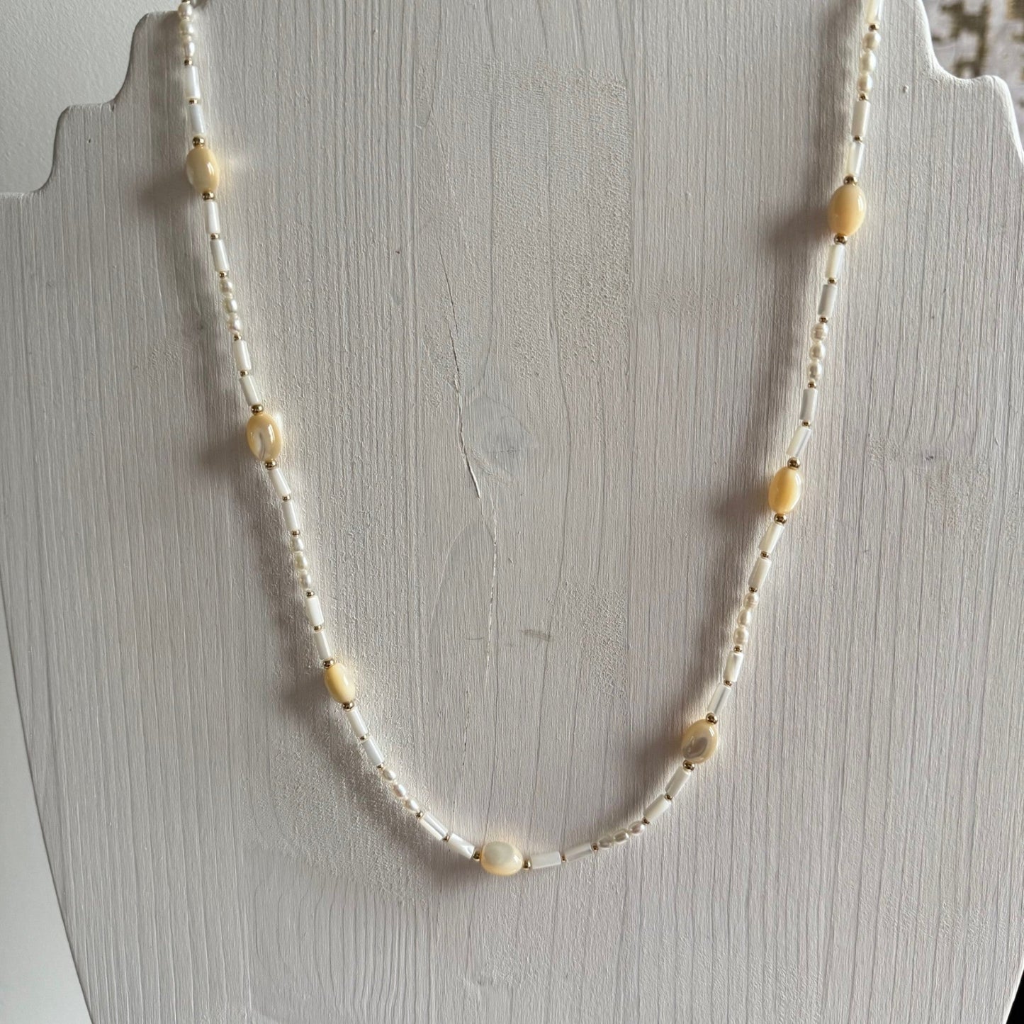 Ketting van goudparelmoer en zoetwaterparels met gold filled slotje