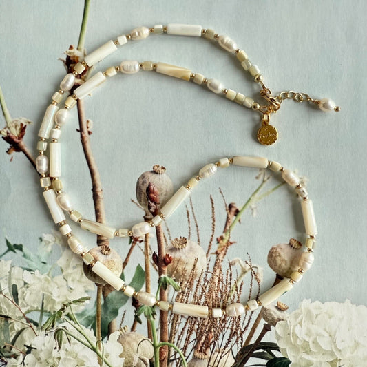 Ketting van lichtgroene schelpkralen en zoetwaterparels