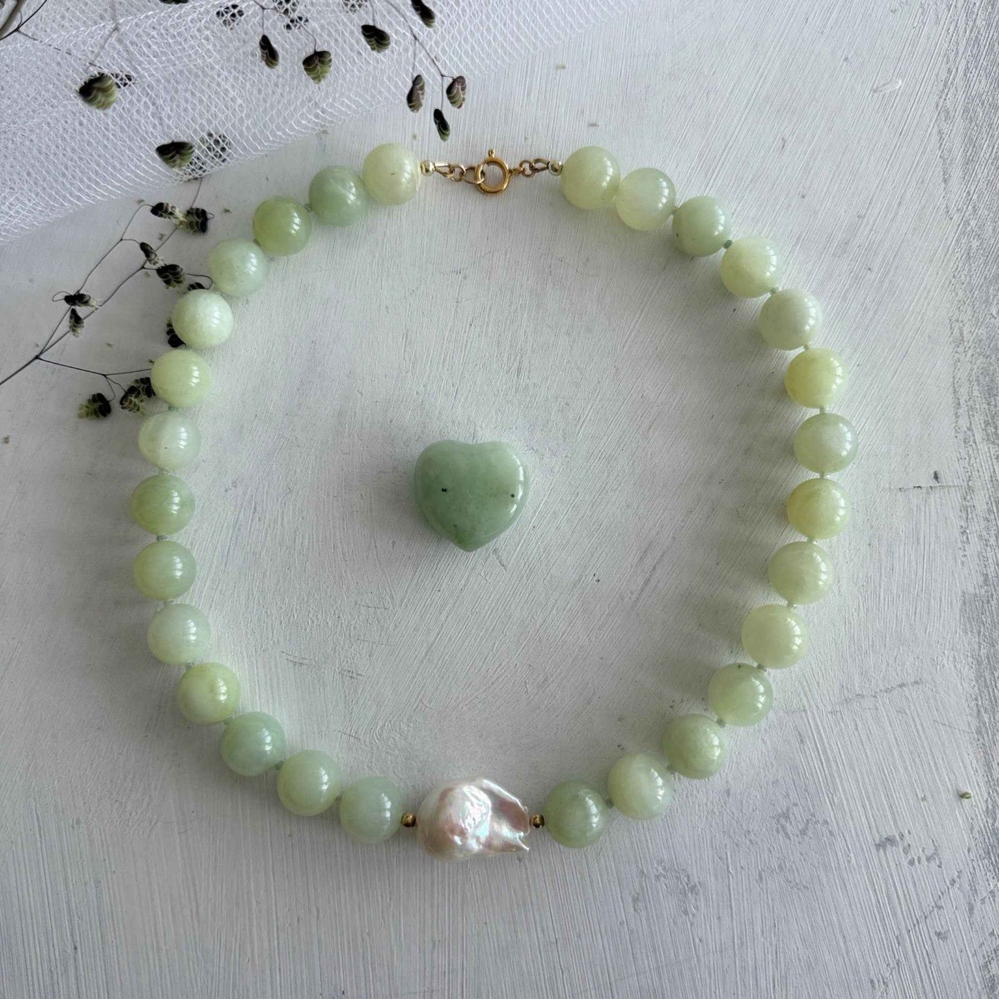 Korte ketting van jade met baroque parel, gedragen — Engelina Jewelry