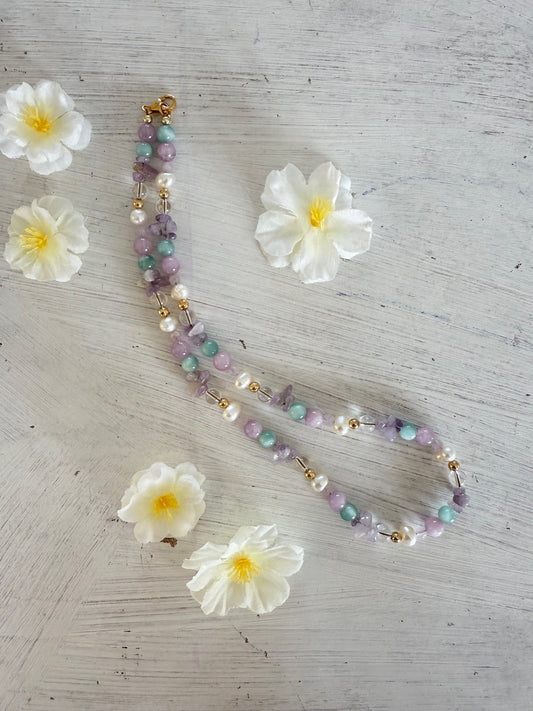 Korte ketting van kunziet en diverse edelstenen