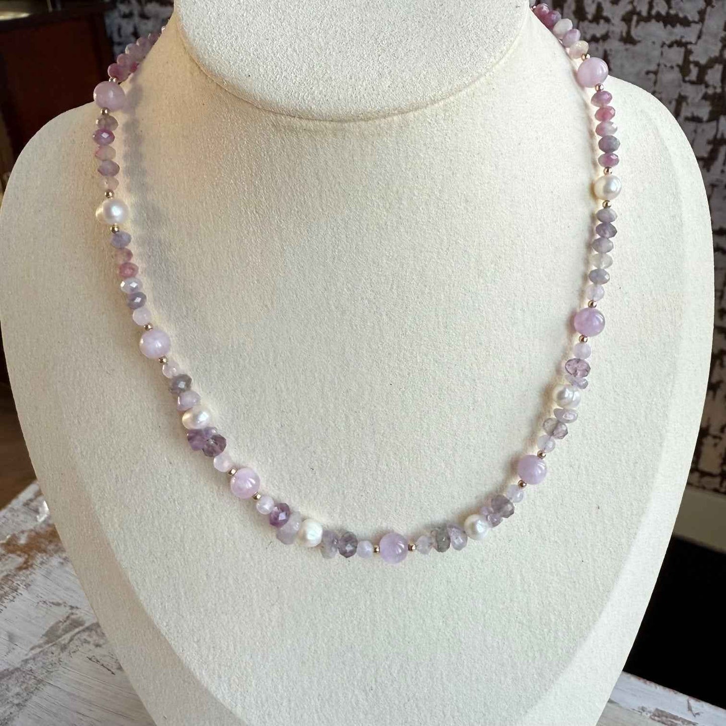 Korte ketting van kunziet en fluoriet met gold filled slot - KUMI