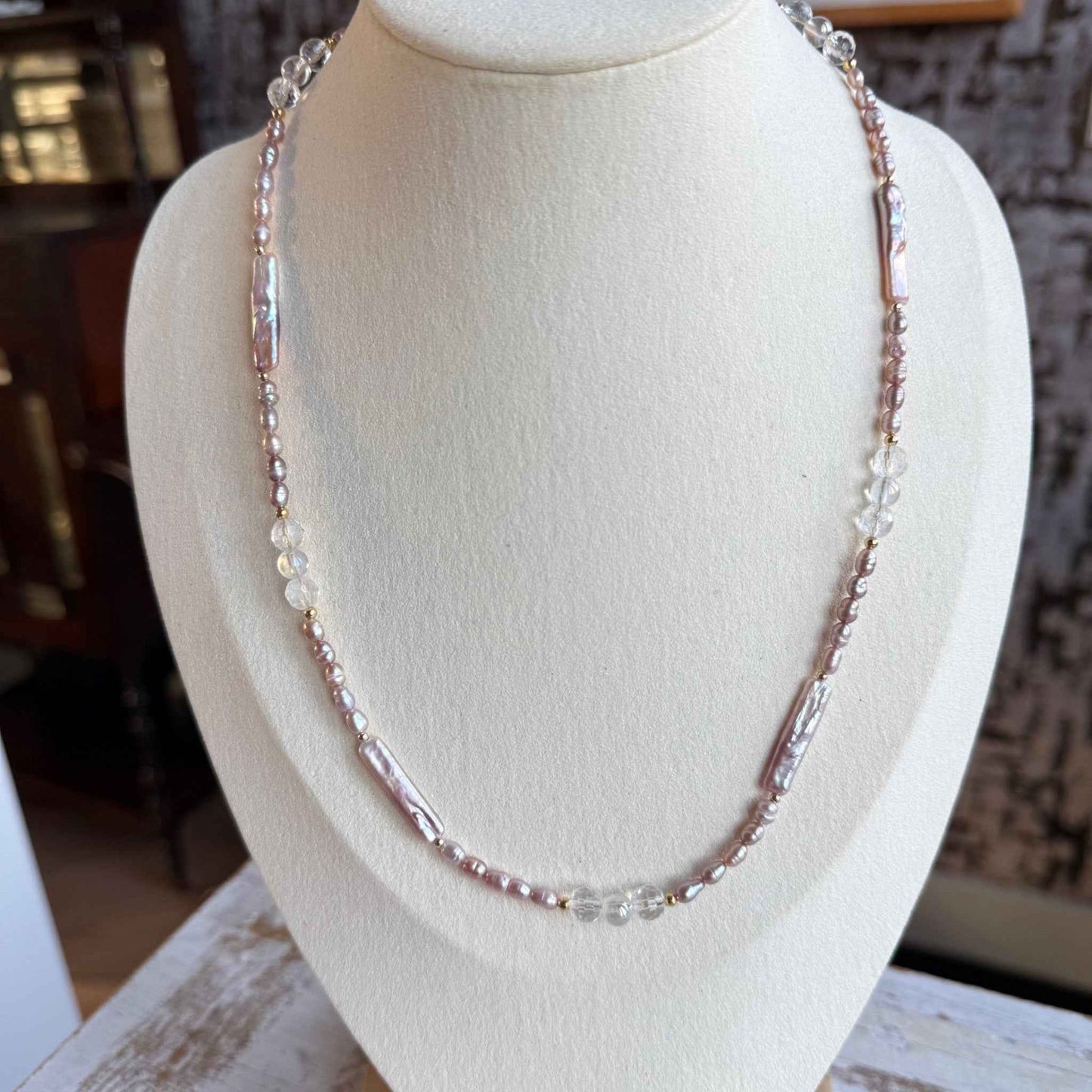 Ketting van lila zoetwaterparels en aura kristal met gold filled slot