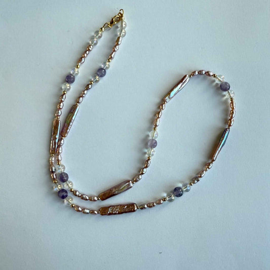 Ketting van lila zoetwaterparels en amethist met een gold filled slot