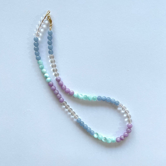 Ketting geregen van vier soorten edelsteen: bergkristal, angeliet, groene angeliet en lepodoliet. De ketting sluit met een lobsterslotje