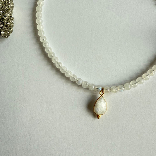 Ketting van regenboog maansteen kraaltjes met maansteen druppel