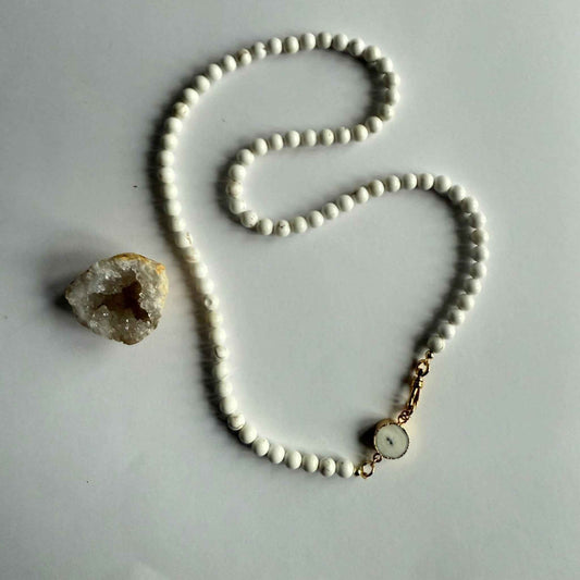 Ketting van magnesiet kralen met zonnekwarts druzy