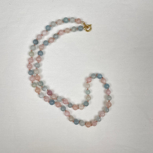 Deze ketting is dubbel geknoopt op lichtroze zijde en sluit met een 14K gold filled veerslotje. De kralen zijn 6 mm roze en lichtblauwe morganiet met aquamarijn kralen en hebben verschillende tinten: van witachting naar roze en blauw.