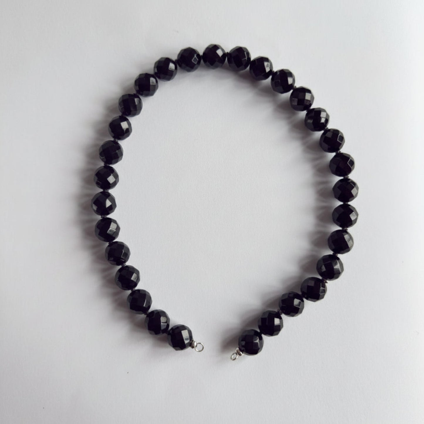 Ketting geknoopt van grote onyx kralen en zilveren uiteinden - OLCAY