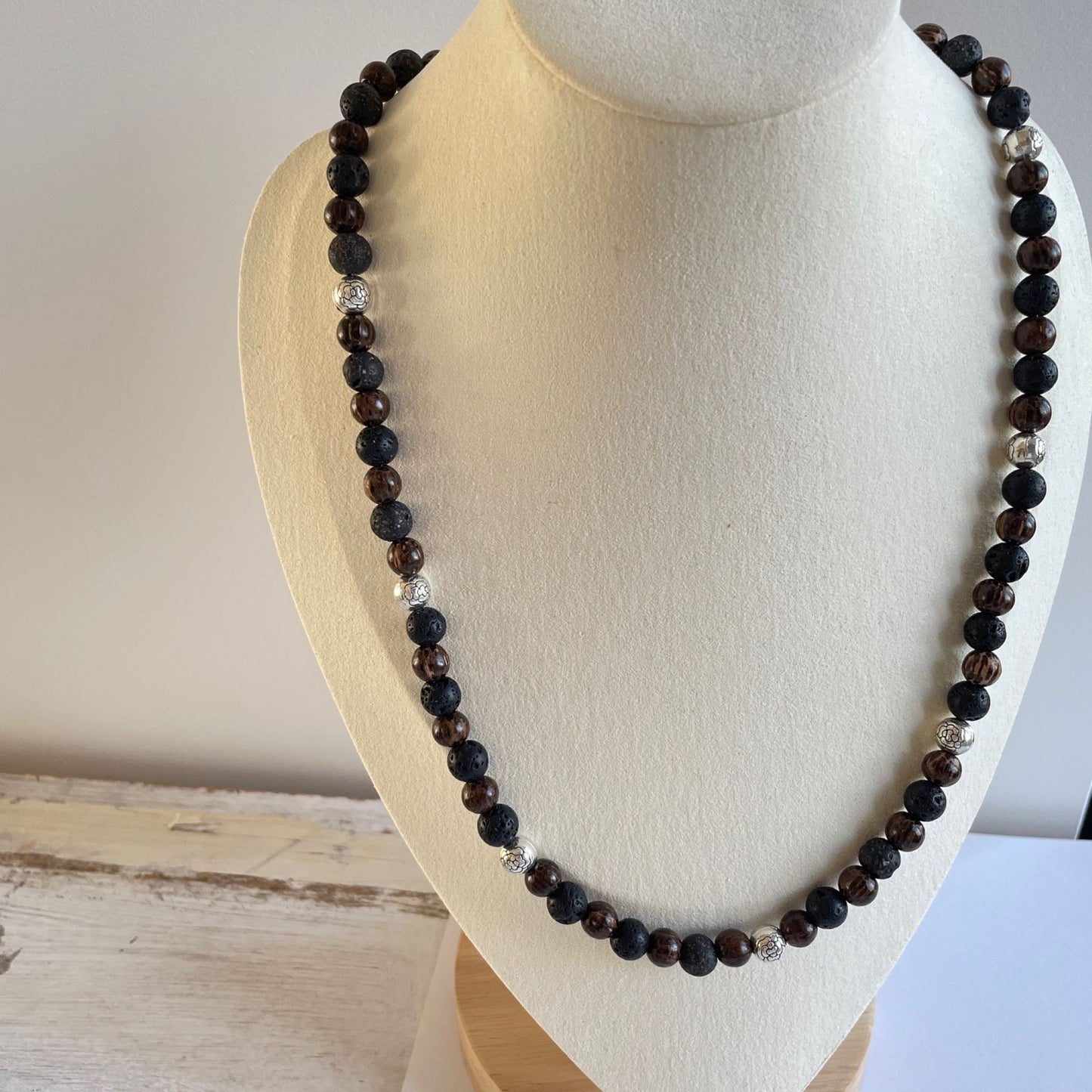 Ketting van Patikan en lavasteen met sterling zilver slot