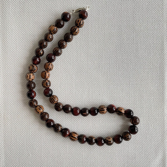 Ketting van Patikan hout en rode tijgeroog met sterling zilver slot