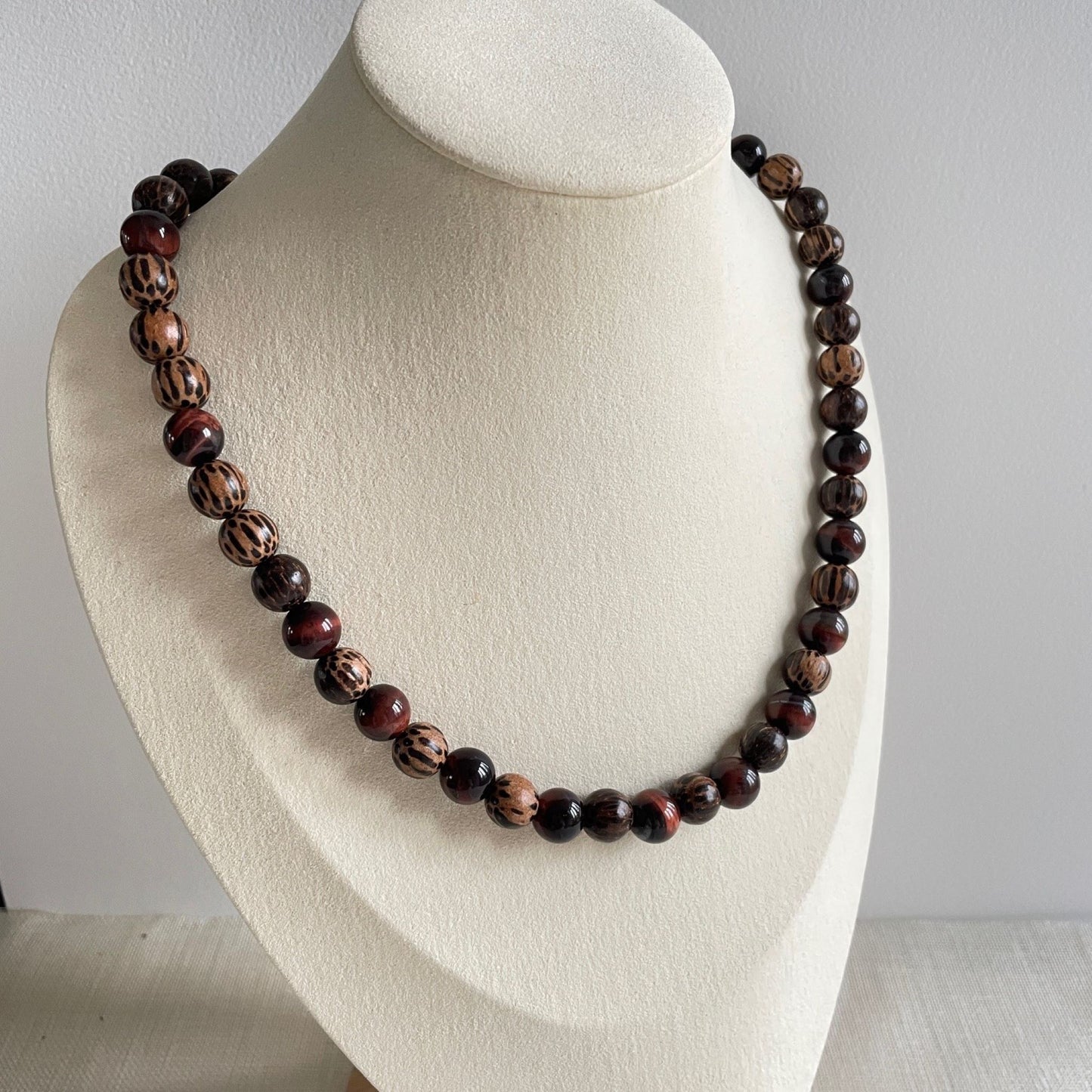 Ketting van Patikan hout en rode tijgeroog met sterling zilver slot