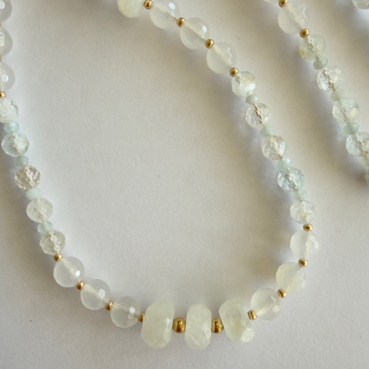 Handgemaakte ketting van ronde kralen met 14K gold filled haakslotje — Engelina Jewelry