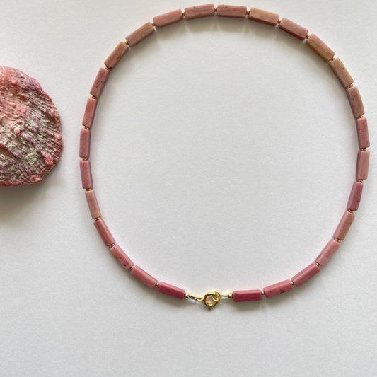 Ketting van rhodoniet met gold filled veerslotje